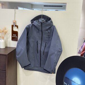 Waterproof and windproof  Arcteryx Beta Series Jacket, Ski Suit, Men's Size L